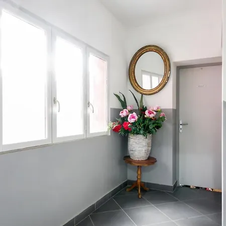 Well-designed 1br Close To The Center Of *